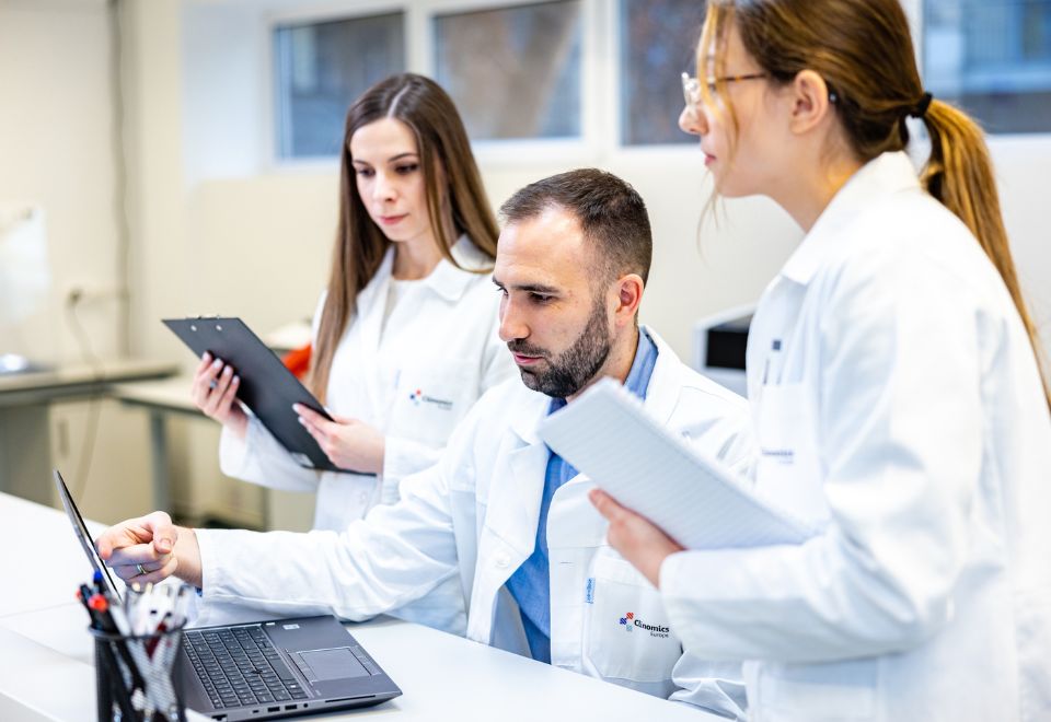 Clinomics Diagnostic biológusai és kutatói egyeztetnek laborban.