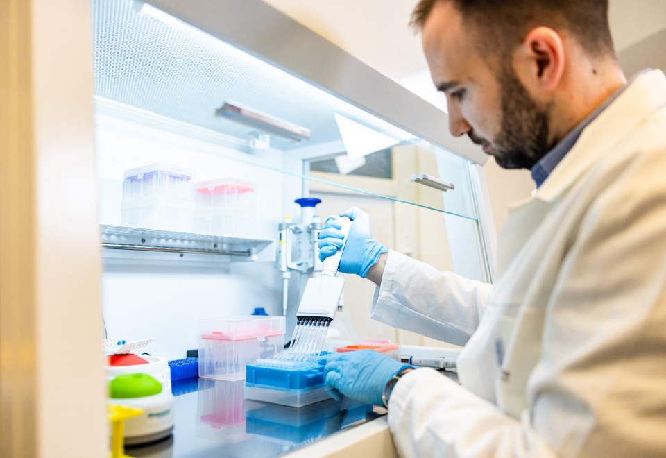 A Clinomics Diagnostic kutatója laborvizsgálatot végez.