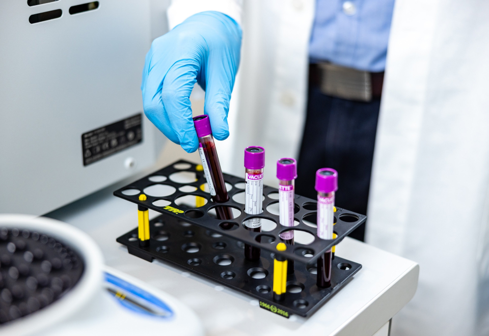 A Clinomics Diagnostic biológusa laboratóriumi centrifuga használata előtt.