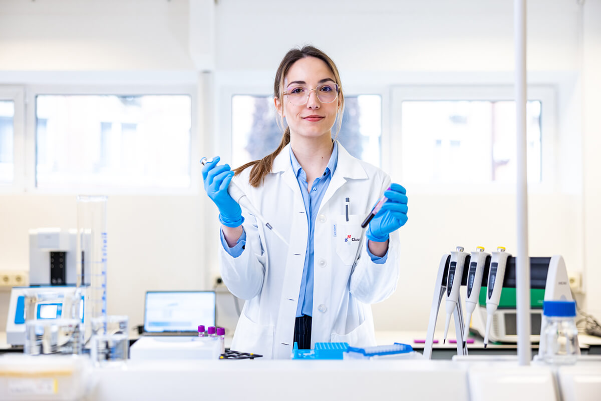 clinomics-prolabor-kedvezmenyes-tejallergia-es-tejcukor-erzekenyseg-laborvizsgalatok-1 A Clinomics Europe Kft. egyik munkatársa a laboratóriumban tejcukor-érzékenység, laktózintolerancia, valamint allergiavizsgálatot végez.